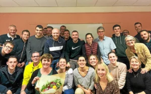 groupe hommes et femmes lors d'une assemblée générale